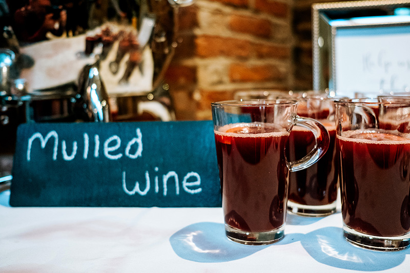 mulled-wine-winter-wedding-drinks-mythe-barn