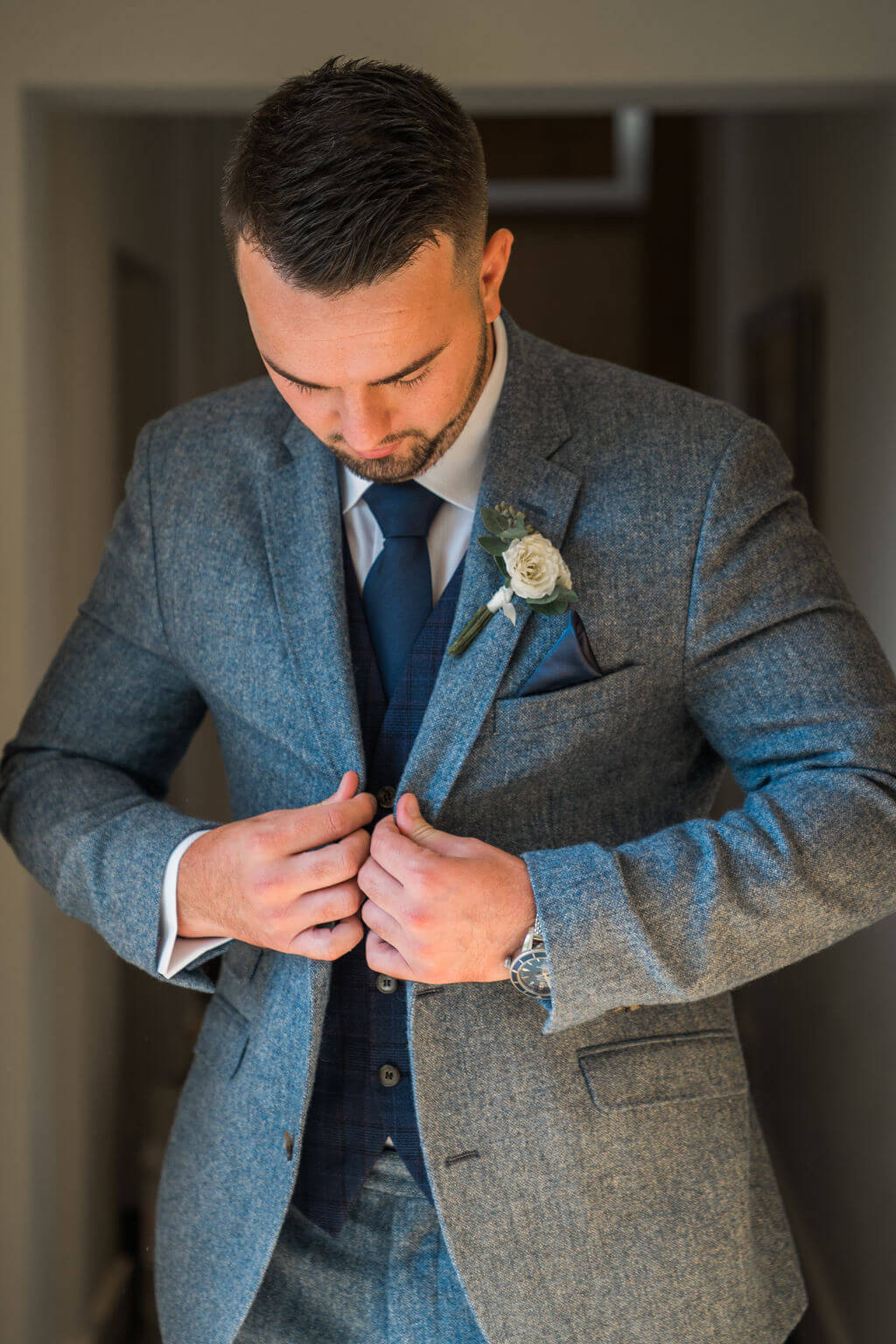 Mythe_Barn_Wedding_Prep_The_Stable_Suit_JessicaRaphaelPhotography